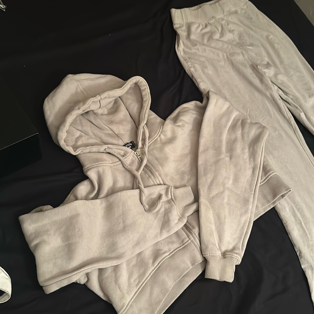 NEVER WORN pretty little thing two piece shape set
